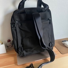 TUMI Medium Travel Tote Crossbodyの画像