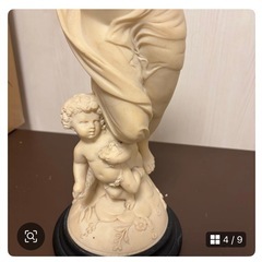 アイボリー樹脂製女性と子供の彫刻の画像