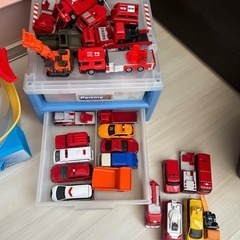 駐車場とトミカの画像
