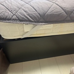 クイーンサイズのベッドの画像