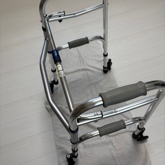 折りたたみ式歩行器
の画像