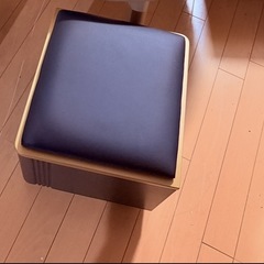 円形コタツとスツールの画像