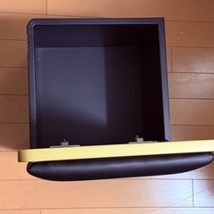 円形コタツとスツールの画像