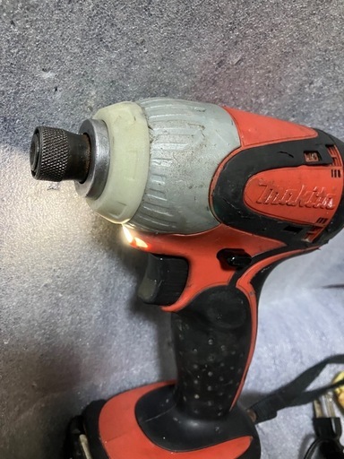 makita 14vインパクトドライバTD131D中古セット