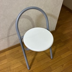 折りたたみ椅子の画像