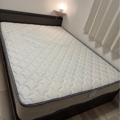ダブルベッドマットレス付きの画像