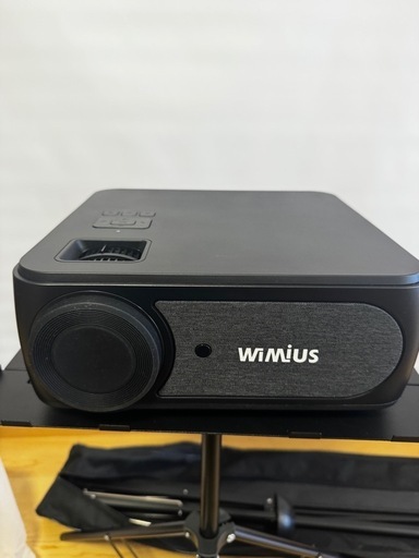 【値下げ】WIMIUS K8 プロジェクター 本体 収納ケース　自立式スクリーン付き