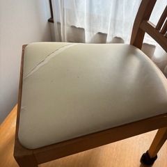 テーブルとイスの画像