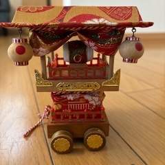 日本の伝統的な祭りで使われる山車（だし）または神輿（みこし）のミニチュア置物の画像