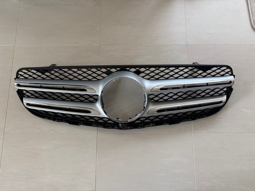 【美品】　メスセデスベンツ 
GLC 純正グリル　220d