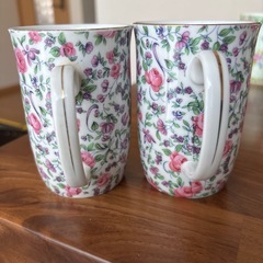 花柄のマグカップ 二個セットの画像