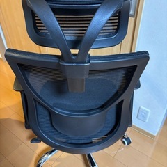 メッシュオフィスチェア ヘッドレスト・肘掛け付き ブラックの画像