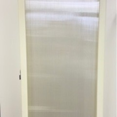 大18 【組立て不要】①パーテーション屏風　間仕切り高さ130cm ポリカ 折りたたみ3連 アイボリーの画像