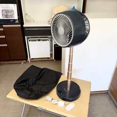 【超美品‼️】定価14,080円♪ クワッズ 2022年製 充電式マルチサーキュレーター 高さ自由自在 首振り 扇風機の代わりにも ネイビーブラック♪の画像