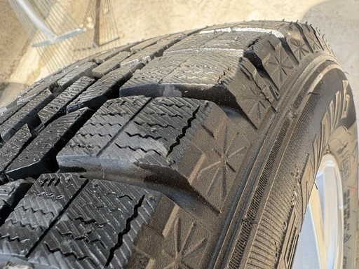 取引中 タイヤ　【中古】GOODYEAR ICENAVI6　195/65R15