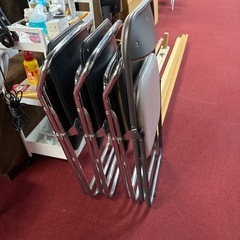 折りたたみ椅子一個200円の画像