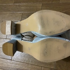 美品　シルバーラメ　靴　ヒールの画像