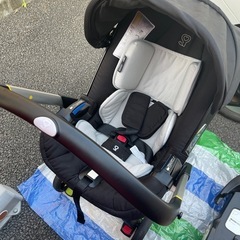 ブラック　doona チャイルドシート変形ベビーカー　ISOFIXの画像