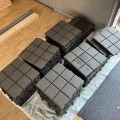 ジョイントタイル/64枚セット☆デッキタイル☆屋外用床材☆DIY☆ガーデニング☆タイル☆パズルタイルの画像