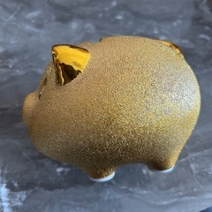 金の豚の貯金箱の画像