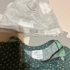 ベビーギャップの帽子とハッカベビーロンパースの画像