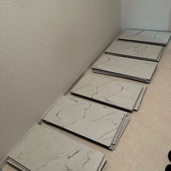 大理石風フロアタイルの画像