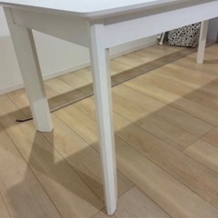 ダイニングテーブルの画像