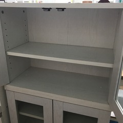 ジャングルジャングル貝塚店　食器棚　白　ホワイト　木　木目　2段　2枚扉　ガラス窓　取手　棚　高さ調節　スリム　オシャレ　シンプル　キッチン収納　中古　貝塚市　二色浜の画像