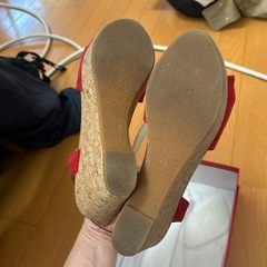 オリエンタルトラフィックの赤いサンダルの画像