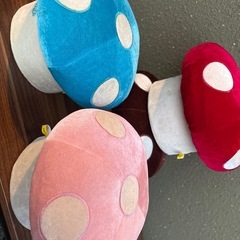 キノコ形の小さなイス4脚の画像