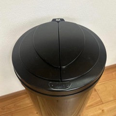 ZitA ブラック円筒形ごみ箱の画像