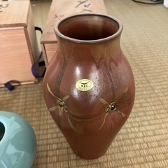 木箱入り　花瓶と香炉
の画像