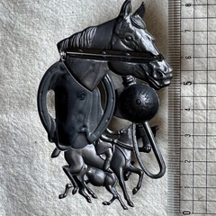 ブローチ　複数の馬の画像