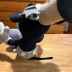 ミッキーマウスぬいぐるみピンバッジ付きの画像