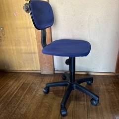 青いイスの画像