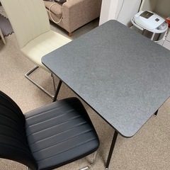 クイーンベッド/３人掛けソファー/食器棚/テーブルの画像