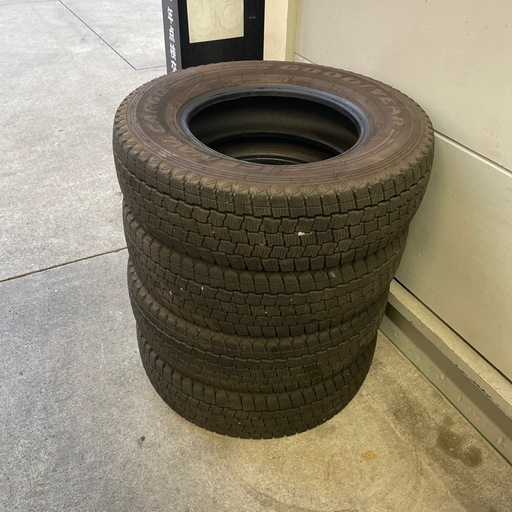 キャラバン ハイエース 195/80R15 スタッドレスタイヤ