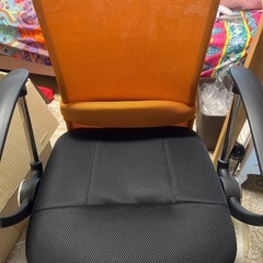 木製デスクとメッシュチェアーのセットの画像