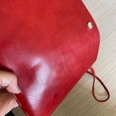 真っ赤なショルダーバッグの画像
