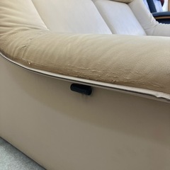 坂2605-870 2人掛け ソファ 足置き付き ベージュ キズ汚れ有りの画像