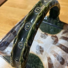 高級な取っ手のついた皿の画像
