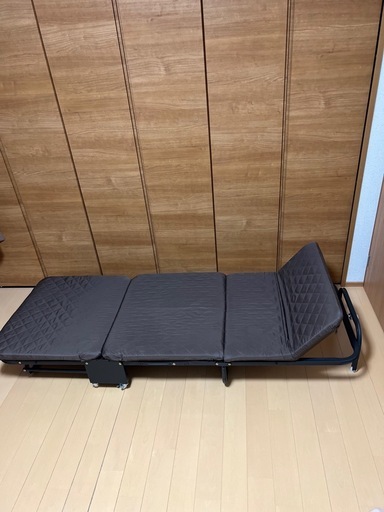 折りたたみベッド リクライニング付き 美品 即使用OK (かつ) 粟津の 折りたたみベッド リクライニング付き 美品 即使用OK (かつ) 粟津の