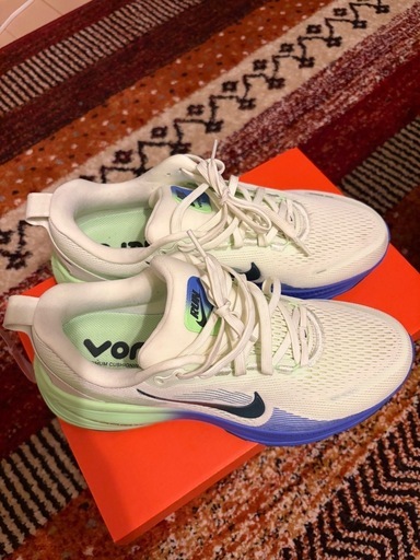 Nike ランニングシューズ VOMERO18