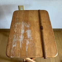 塗装落ちしている簡易テーブルの画像