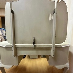 アンティークドレッサーの画像
