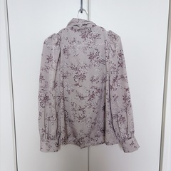 薄紫色花柄ブラウス の画像