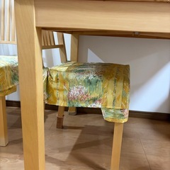 IKEAのダイニングテーブルセットの画像