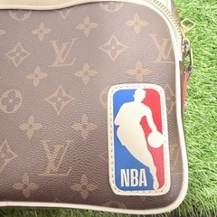 Louis Vuittonのモノグラムデザインのショルダーバッグ、NBAロゴ付き。の画像