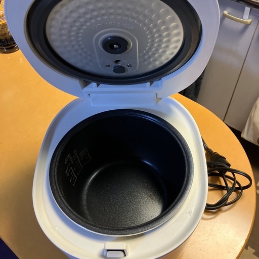 山善の3合炊きマイコン炊飯ジャー（型番：YJR-DM051(W)