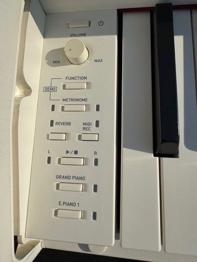 中古美品2023年製CASIO PX-770WE (ホワイトウッド調)電子ピアノ Ｐｒｉｖｉａ（プリヴィア）（８８鍵盤）